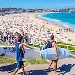 Stylish & Modern Beach Pad - Balcony Ac Bbq Lift