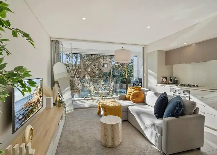 Stylish & Modern Beach Pad - Balcony Ac Bbq Lift