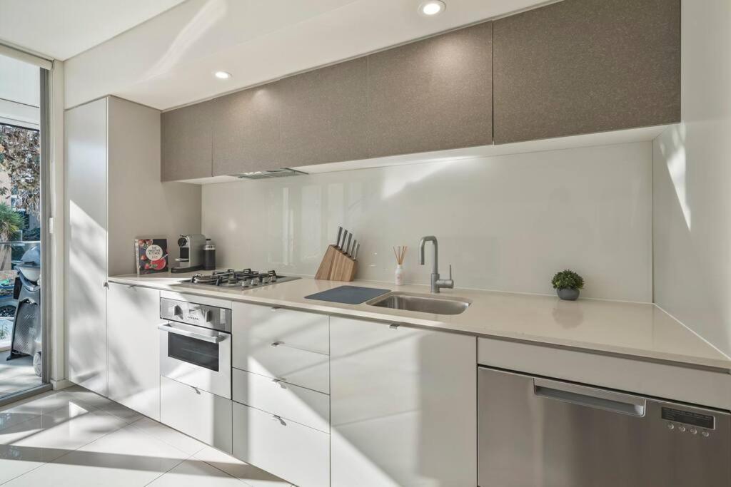 Stylish & Modern Pad - Balcony Ac Bbq Lift * Sydney